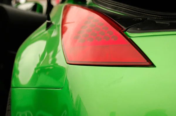 Deel van het lichaam groene sportwagen — Stockfoto