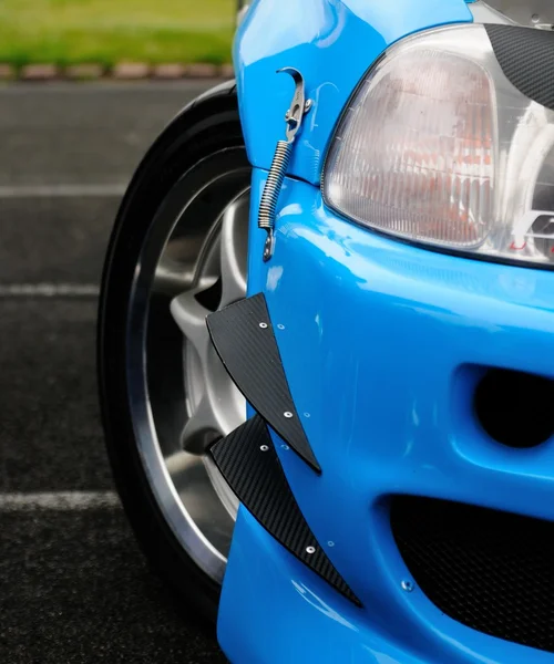 Del av kroppen blå sportbil — Stockfoto