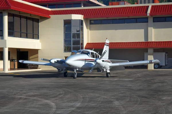 Mały samolot na pasie startowym lotniska tropikalny — Zdjęcie stockowe