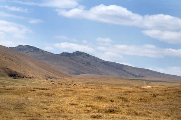 Blauwe lucht over de grote Mongoolse steppen — Stockfoto