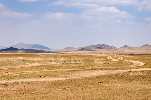Blauwe lucht over de grote Mongoolse steppen — Stockfoto