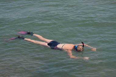 genç kız Snorkeling