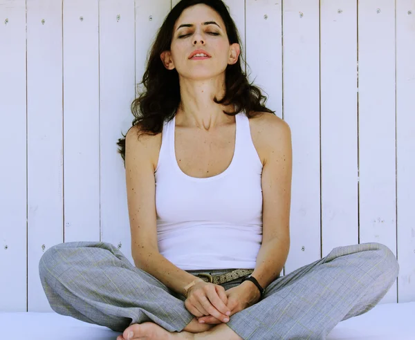 Retrato de una hermosa mujer de 35 años. Foto en estilo de imagen a color antiguo . —  Fotos de Stock