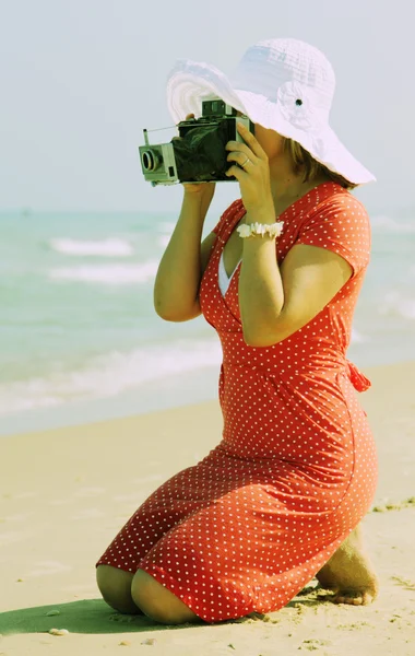 Ung flicka i en vit hatt på havet — Stockfoto
