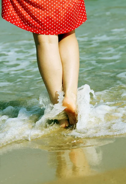 Jong meisje in een witte hoed op de zee — Stockfoto