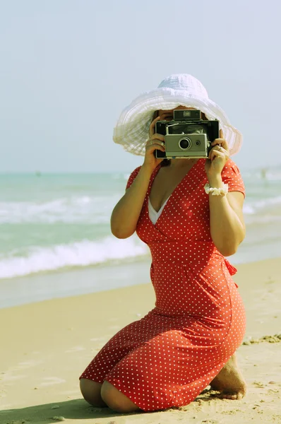 Молодая девушка в белой шляпе на море — стоковое фото