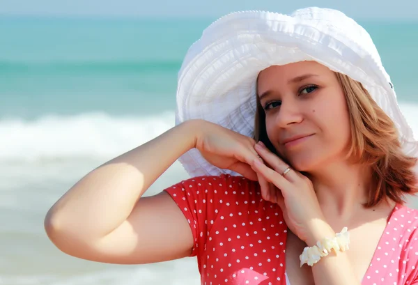 Young girl in a white hat on the sea — Stock Photo, Image