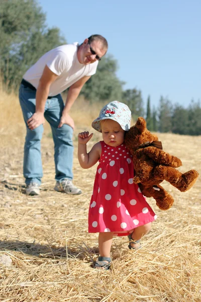 Отец держит дочь, сфокусируйся на глазах — стоковое фото