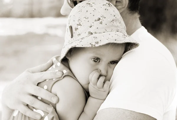 Pai segurando sua filha, foco nos olhos — Fotografia de Stock