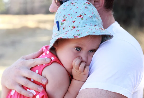Pappa håller sin dotter, fokus på ögonen — Stockfoto