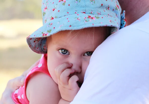 Pappa håller sin dotter, fokus på ögonen — Stockfoto