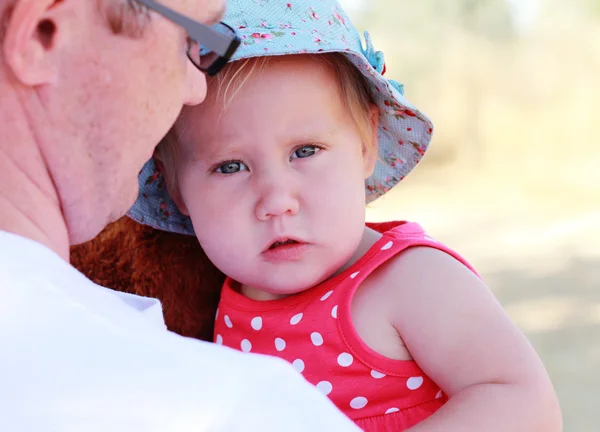 Vater hält seine Tochter, konzentriert sich auf die Augen — Stockfoto
