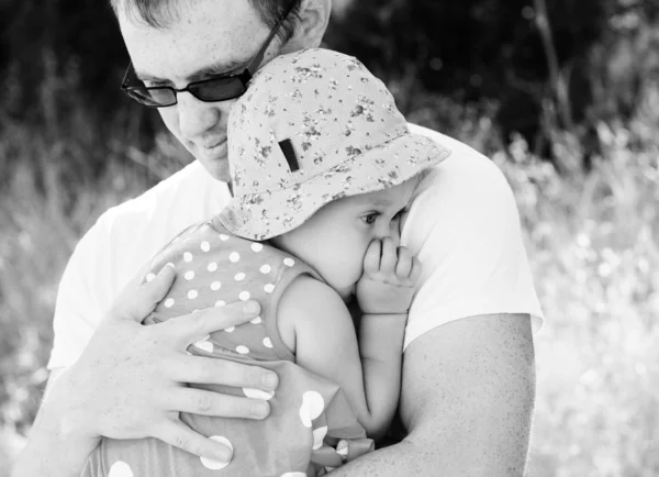 Padre sosteniendo a su hija, concéntrate en los ojos — Foto de Stock
