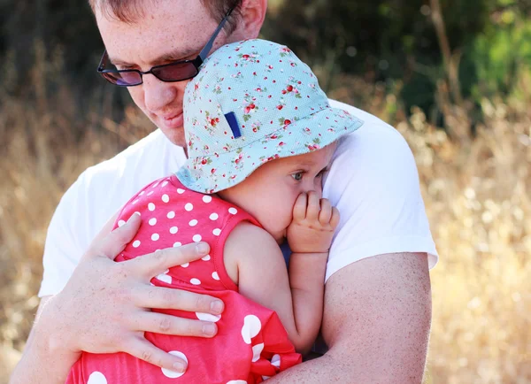 Padre sosteniendo a su hija, concéntrate en los ojos — Foto de Stock