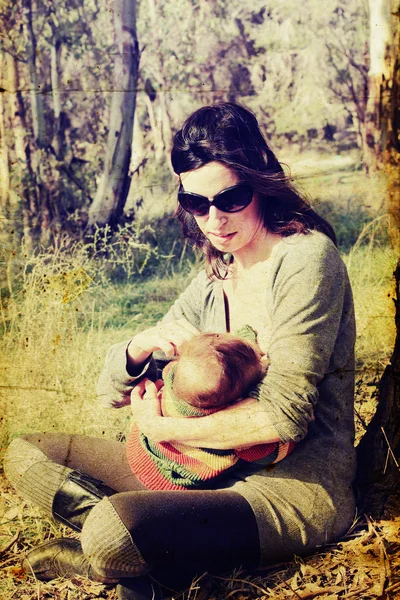 Красивая молодая мать кормит грудью ребенка в солнечный весенний день. P — стоковое фото