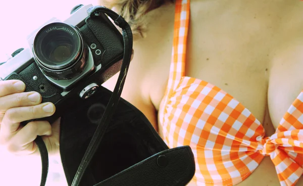 Женщина со старой камерой — стоковое фото