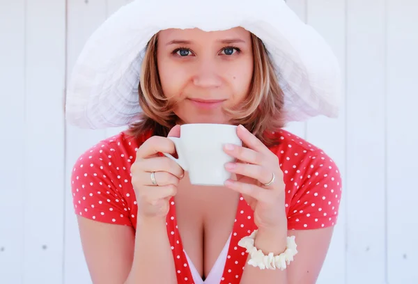 Menina em vestido vermelho com xícara de café — Fotografia de Stock