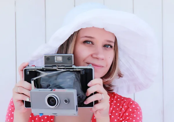 Ung flicka i röd klänning med gamla kameran — Stockfoto