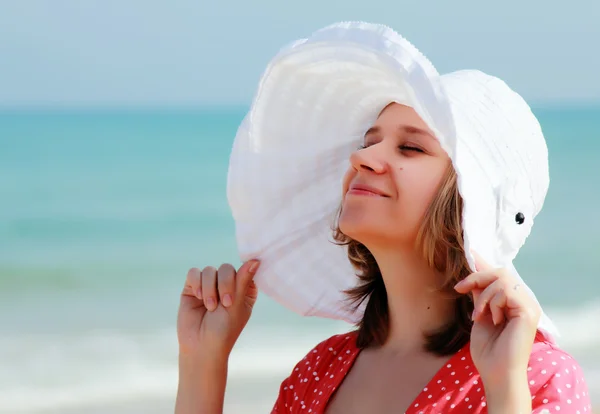 Jeune fille en chapeau blanc sur la mer — Photo