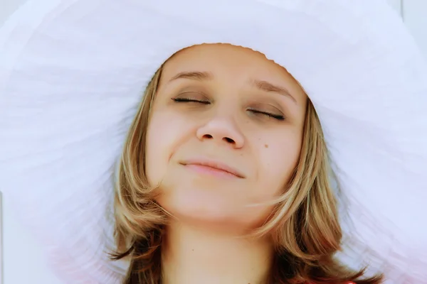 Nuori tyttö valkoisessa hatussa merellä — kuvapankkivalokuva