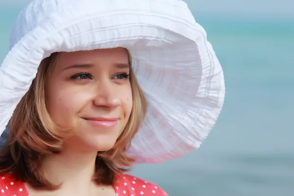 Chica joven en sombrero blanco en el mar — Foto de Stock