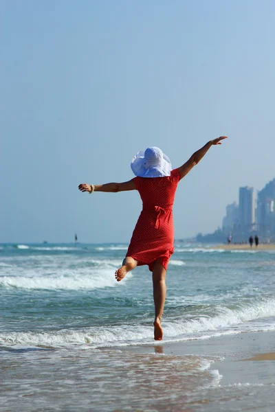 Junges Mädchen mit weißem Hut auf dem Meer — Stockfoto