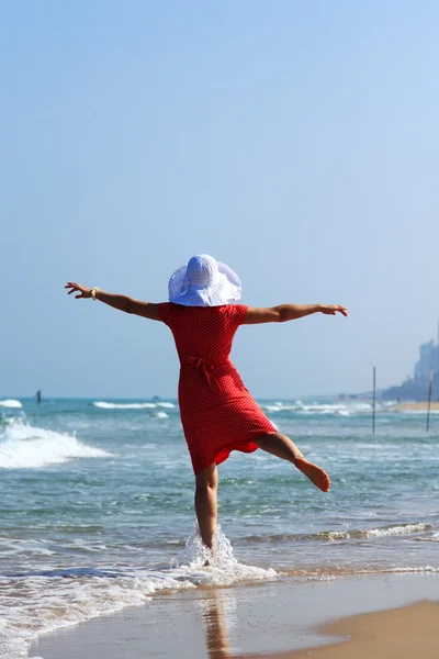 Ung flicka i vit hatt på havet — Stockfoto