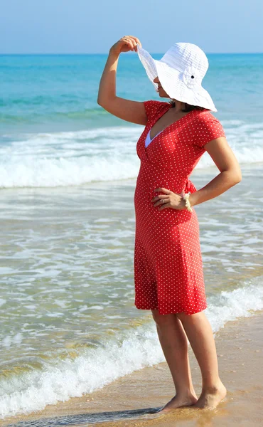 Young girl in white hat on the sea — Stock Photo, Image