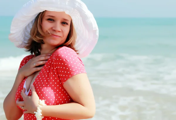 Young girl in white hat on the sea — Stock Photo, Image
