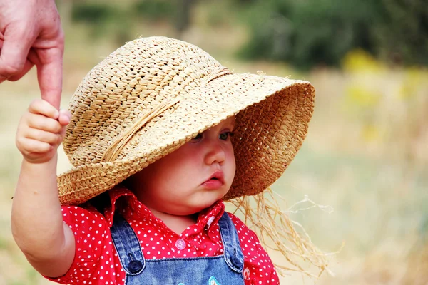 Hermosa chica en el sombrero en el prado —  Fotos de Stock