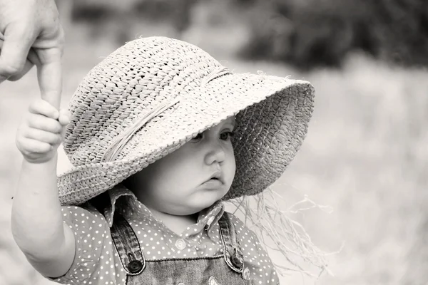 Piękna dziewczyna w kapeluszu na łące — Zdjęcie stockowe