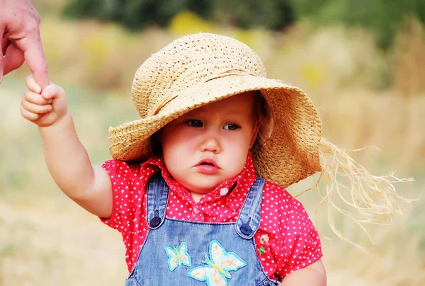 Mooi meisje in de hoed op de weide — Stockfoto