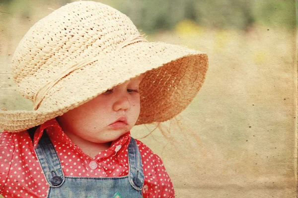 Mooi meisje in de hoed op de weide — Stockfoto