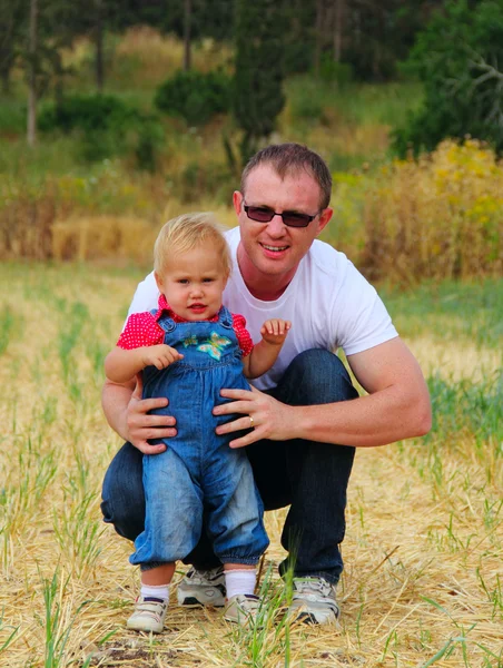 Ojciec i córka w jesień łąka — Zdjęcie stockowe