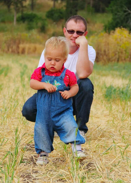 Отец и дочь на осеннем лугу — стоковое фото