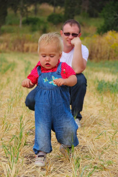 Padre e hija en el prado de otoño — Foto de Stock