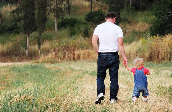 父亲和女儿在秋季草地上 — 图库照片