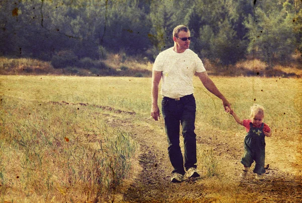 Père et fille dans la prairie d'automne — Photo