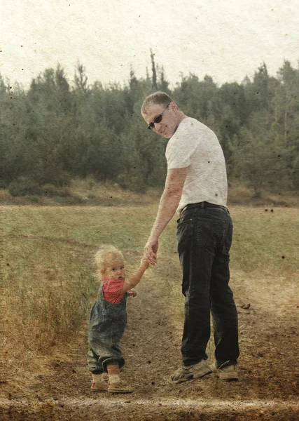 父亲和女儿在秋季草地上 — 图库照片