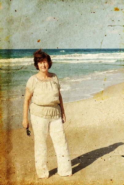 Feliz anciana en la playa — Foto de Stock