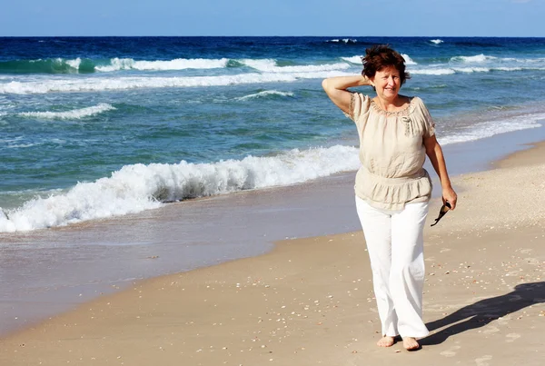 Glückliche Seniorin am Strand — Stockfoto