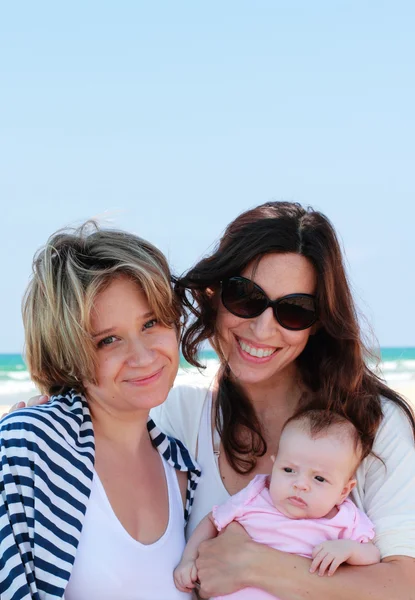 两个美丽的女孩，在沙滩的小宝宝 — 图库照片