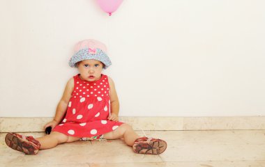 duvara karşı şapkalı kız