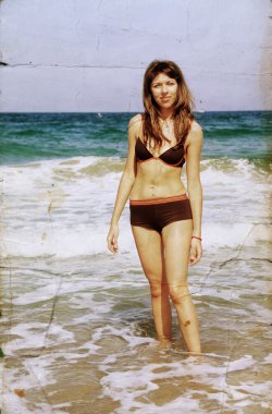 Deniz adlı genç bir kız. eski renk görüntü stili fotoğraf.