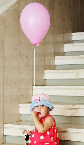 Duvara karşı şapkalı kız — Stok fotoğraf