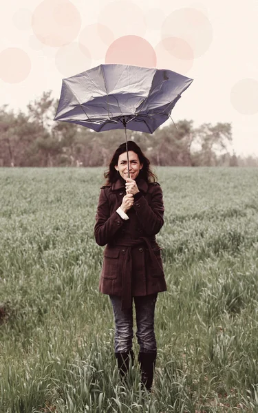 Mujer joven con paraguas. Foto en estilo de imagen a color antiguo . —  Fotos de Stock