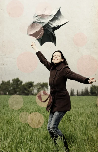 Νεαρή γυναίκα με ομπρέλα. φωτογραφία στο παλιό στυλ εικόνας χρώματος. — Φωτογραφία Αρχείου