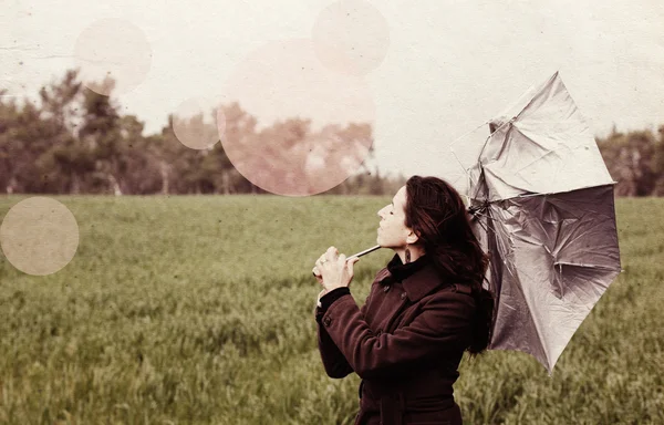 Jonge vrouw met paraplu. foto in oude kleur beeld stijl. — Stockfoto