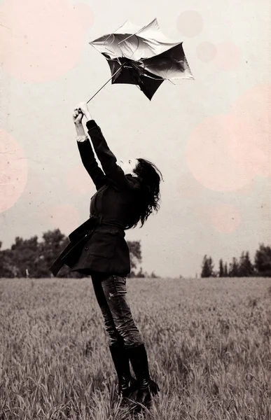 Junge Frau mit Regenschirm. Foto im alten Farbbild-Stil. — Stockfoto