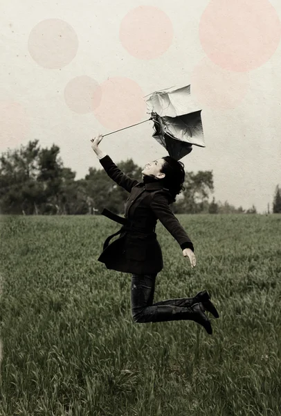 傘を持つ若い女性。カラー画像の古いスタイルの写真. — ストック写真